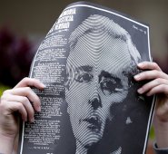 Álvaro Uribe Vélez se encuentra cobijado con la medida de aseguramiento de detención preventiva sustituida por la domiciliaria de conformidad con el Código de Procedimiento Penal aplicable para estos casos (Ley 600 de 2000), quedará a disposición del fiscal general de la Nación por virtud de estas diligencias. Colprensa