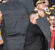 Guardaespaldas protegen a Maduro tras la explosión de un dron cuando Maduro presidía una parada militar en el centro de Caracas el 4 de agosto de 2018. Archivo / La Opinión