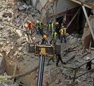 Un grupo de socorristas chilenos registró latidos de corazón gracias a un escáner, un mes después de la devastadora explosión en la capital libanesa. AFP