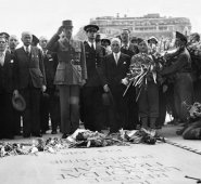 El general Charles de Gaulle deposita una ofrenda floral en la tumba del Soldado Desconocido en el Arco del Triunfo, en París. Archivo