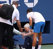 Djokovic sacó una pelota del bolsillo y la lanzó hacia la pared, golpeando, de forma aparentemente involuntaria, en el cuello a una jueza de línea. AFP