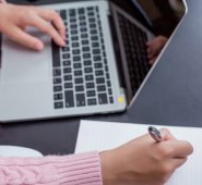Estarán abiertos más de 100 cursos diferentes en categorías como negocios, diseño, emprendimiento, e-commerce, innovación, fotografía, marketing digital, manualidades, entre otros.  Freepik.es