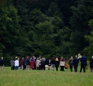 Familiares de las víctimas del Vuelo 93 caminan hacia el lugar del accidente, en Shanksville, Pensilvania, luego de una ceremonia en el Monumento Nacional del Vuelo 93 que conmemora el 19 aniversario del los ataques terroristas del 11 de septiembre  de 2001. AFP