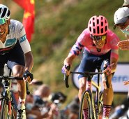 El ciclista colombiano del Team Ineos Egan Bernal (izq.) Con el mejor maillot blanco joven llega con el ciclista colombiano del Team Education First, Rigoberto Uran. AFP
