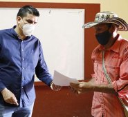 El alcalde de Ocaña, Samir Casadiego, es el encargado de entregar las resoluciones de la asignación de recursos para la construcción de vivienda en la zona rural. Cortesía