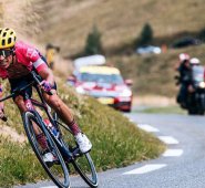 El corrredor del Education First (EF) se ubicaen la tercera posición a 1:54 del líder Primoz Roglic. Tomada de Twitter @UranRigoberto/Twitter