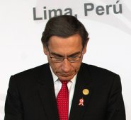 Martín Vizcarra afirmó que el jefe del parlamento, Manuel Merino, quien lo sustituiría en el mando si es removido, es parte de una "conspiración" en su contra. AFP