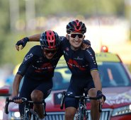 El piloto del Team Ineos, el polaco Michal Kwiatkowski, celebra mientras cruza la línea de meta abrazando al ecuatoriano Richard Carapaz, AFP