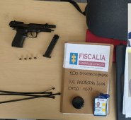 Logos de la Fiscalía, un celular y un carné. Fotografías: Wilder Sánchez Sánchez y Fabián Morales Carvajal Policía