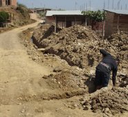 El programa Agua al Barrio del gobierno nacional permitirá que comunidades que se abastecen de agua mediante pilas públicas, puedan disfrutar de un servicio de agua potable y alcantarillado de manera permanente.  Archivo / La Opinión