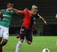 El delantero del Cúcuta Michell Ramos lucha una pelota con el lateral verdiblanco Darwin Andrade. Dimayor