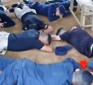 En el video se observa a un grupo de aproximadamente 20 soldados que se encuentran en el suelo, con las manos en la nuca. Tomada de Twitter