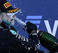 Hamilton mantiene el liderato del Mundial, con una ventaja de 44 puntos sobre Bottas, que sumó este domingo su segunda victoria de la temporada y la novena de su trayectoria en la F1, y de 77 unidades sobre Verstappen. AFP