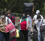 El ingreso por las vías irregulares está en 50 personas diarias, según Migración.  Archivo / La Opinión