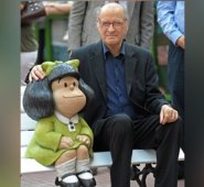 La muerte del artista gráfico argentino ‘Quino’ suscitó numerosos homenajes que reflejaron la enorme popularidad del dibujante más conocido del mundo hispanohablante y de su personaje más famoso, Mafalda.   En el popular barrio porteño de San Telmo, algunos se acercaron a curiosear y a dejar flores en el monumento a Mafalda. Archivo / La Opinión