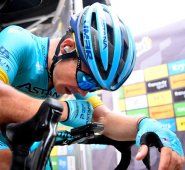 Miguel Ángel López duró tan solo 9 kilómetros en el Giro de Italia-2020. AFP
