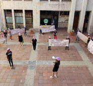 La concejala del Partido Liberal, Carime Rodríguez, y un grupo de mujeres adelantaron un plantón, ayer, a las afueras del Concejo, reclamando su derecho a ser parte de la mesa directiva. Foto Cortesía