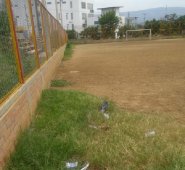 Con residuos de basura y maleza estuvo la cancha durante varios meses. Cortesía