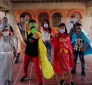 24 niños, niñas y adolescentes de la Comuna 7 de Cúcuta se reúnen por grupos en el Centro Piloto Camilo Daza para construir y narrar historias. Alcaldía de Cúcuta