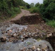 La secretaría de Vías e Infraestructura de Ocaña retira los deslizamientos de tierra en la vía que conduce hacia el corregimiento de Agua de la Virgen. Cortesía