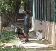 Habitantes de la calle en el barrio Galán. La comunidad denuncia que en las últimas semanas ha incrementado la presencia de ellos en el sector.  Luis Alfredo Estévez/ La Opinión