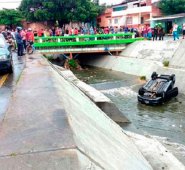 La caída de carros, motos y bicicletas se está volviendo frecuente al no existir berreras de contención.  Archivo/La Opinión