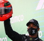 Mick Schumacher, hijo de Schumacher, ofreció a Lewis Hamilton un casco de su padre antes de que el británico subiera al podio. AFP