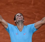En 2 horas y 41 minutos el español desarmó al serbio para ampliar su récord de trofeos en la capital francesa. AFP
