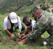 Los agricultores asumieron el compromiso de cuidar los árboles. Cortesía
