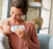 Los cólicos y los problemas de alimentación relacionados afectan a entre el 10% y el 40 % de los bebés, y los problemas son más frecuentes a las seis semanas. Cortesía