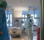 Por protocolos médicos, los pacientes COVID, internados en centros hospitalarios, son aislados de sus familias para evitar nuevos contagios. No hay visitas. AFP