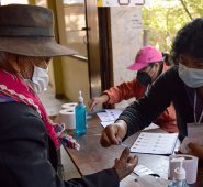 Un indígena vota en un colegio electoral en Quillacollo, departamento de Cochabamba, Bolivia. AFP
