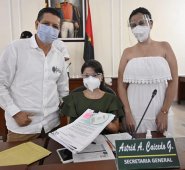 Los diputados Rafael Cáceres (izquierda) y Ruby Chacón (a la derecha) presentan el proyecto de ordenanza. Asamblea de Norte de Santander.