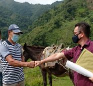 El alcalde Carlos Pérez presentó el proyecto de energía eléctrica en la zona rural del municipio. Cortesía