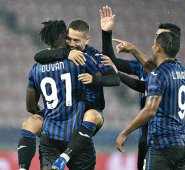 El delantero argentino de Atalanta, Alejandro 'Papu' Gómez, celebra el gol de 0-2 con sus compañeros de equipo durante el partido de fútbol del grupo D de la Liga de Campeones. AFP