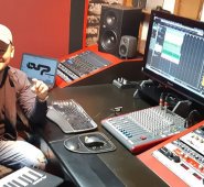 Osquitar Alvarado, como lo conocen en el medio artístico, se encuentra viviendo en Bogotá desde hace 12 años. Nació en Cúcuta el 18 de agosto de 1979. Es hijo de Manuel Alvarado junior y Catalina Moneta. Es el productor musical, pianista y arreglista de la Orquesta la Billos Caracas Boy’s de la familia Frómeta. Cortesía