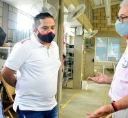 El alcalde Jairo Yáñez dialoga aquí con empresarios del calzado de Cúcuta sobre la nueva estrategia que está en marcha para fortalecer este sector. Cortesía/La Opinión