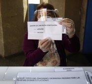 Los votantes deben responder dos preguntas: "Quiere usted una nueva Constitución? y ¿Qué tipo de órgano debiera redactar la Nueva Constitución? AFP