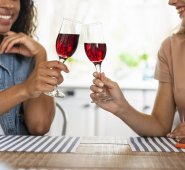 Que oliendo el corcho se conoce el vino, qué carnes rojas van con tinto, existen muchos mitos sobre esta bebida. Cortesía