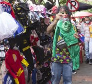 Las celebraciones con disfraces en casa es lo que promueve la Alcaldía. El comercio sigue promoviendo los tradicionales disfraces.  Alfredo Estévez