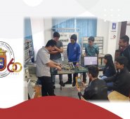 Estudiantes de ingeniería electrónica, eléctrica y mecatrónica aprenden sobre esta nueva invención. Cortesía