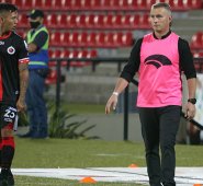 El director técnico uruguayo dirigió 14 partidos con un saldo de cinco victorias, dos empates y siete derrotas. Dimayor