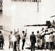 La primera edición de la investigación fue en inglés en 1993 y la versión en español se publicó 25 años después del hecho y 17 de la edición en inglés. Colprensa