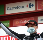 El ciclista belga del Team Lotto, Tim Wellens, celebra en el podio tras ganar la 14a etapa. AFP
