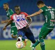 Carmelo Valencia disputa una pelota en el duelo de vuelta de la fase 3 de la Sudamericana, en el que Junior empató 0-0 con Plaza Colonia.  AFP