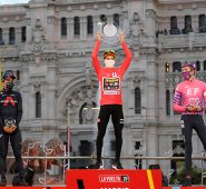Richard Carapaz (2), Primoz Roglic (1) y Hugh Carthy (3) conformaron el podio de La Vuelta a España 2020. AFP