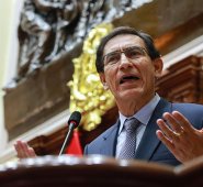 Martín Vizcarra dando su declaración y negando actos de corrupción mientras enfrenta un proceso de acusación. AFP