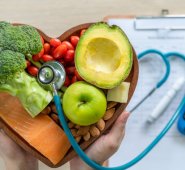 Las gaseosas y las bebidas alcohólicas aportan altos niveles de azúcar al cuerpo. La opción más saludable es el agua. Cortesía