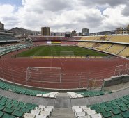 Vista de las gradas vacías antes del partido de fútbol clasificatorio sudamericano de la Copa Mundial de la FIFA 2022 entre Bolivia y Ecuador en el Estadio Hernando Siles en La Paz . AFP