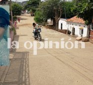 En este punto del barrio Santander quedó tendido con dos balazos la víctima de 30 años. Laura Serrano